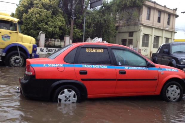 Taxista morre durante temporal em Porto Alegre Aline Custódio/Agência RBS Taxista morre durante temporal em Porto Alegre Aline Custódio/Agência RBS