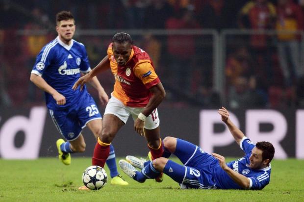 Na estreia de Drogba, Galatasaray não sai do 1 a 1 diante do Schalke 04 DIMITAR DILKOFF/AFP Na estreia de Drogba, Galatasaray não sai do 1 a 1 diante do Schalke 04 DIMITAR DILKOFF/AFP