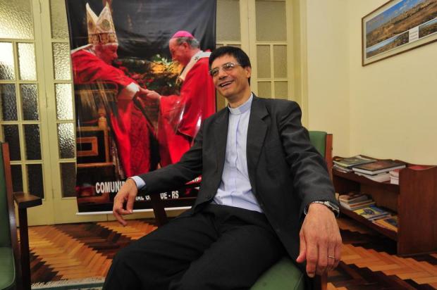 Monsenhor Angonese, pároco de Santa Maria, é nomeado pelo papa Bento 16 como bispo auxiliar de Curitiba (PR) Ronald Mendes/Agencia RBS