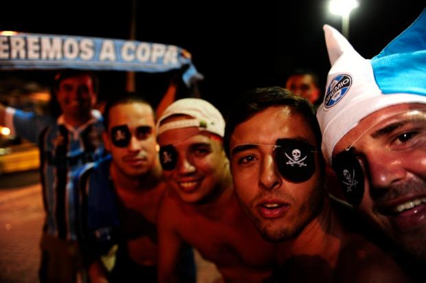 Na chegada ao Engenhão, torcida do Grêmio homenageia Barcos Mauro Vieira/