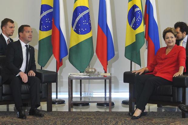 Com lesão no dedão, Dilma Rousseff recebe primeiro-ministro da Rússia de sandália em um dos pés Antonio Cruz/ABR,Divulgação Com lesão no dedão, Dilma Rousseff recebe primeiro-ministro da Rússia de sandália em um dos pés Antonio Cruz/ABR,Divulgação