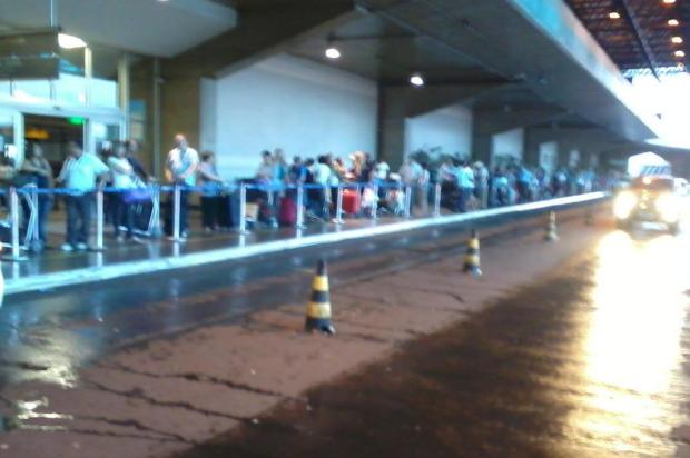 Com fila de mais de 100 metros, espera por táxi no Salgado Filho passa de uma hora Pedro Moreira/Agencia RBS Com fila de mais de 100 metros, espera por táxi no Salgado Filho passa de uma hora Pedro Moreira/Agencia RBS