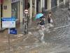 Pedestres tiveram muita dificuldade de escapar da chuva