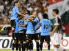 Jogadores do Grêmio abraçam Barcos na comemoração do primeiro gol