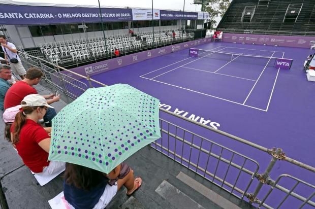 Chuva atrapalha o primeiro dia de jogos do Brasil Tennis Cup em Florianópolis Charles Guerra/Agencia RBS Chuva atrapalha o primeiro dia de jogos do Brasil Tennis Cup em Florianópolis Charles Guerra/Agencia RBS