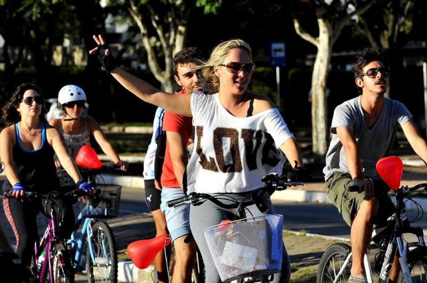 Centenas de ciclistas realizam a Pedalada Cantante em bairros da Capital Emílio Pedroso/Agencia RBS