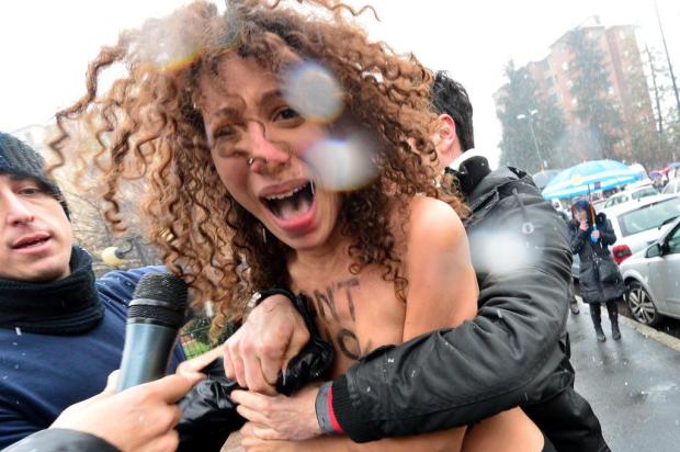 Feministas italianas protestam de topless contra Berlusconi no momento do voto GIUSEPPE CACACE/AFP