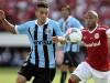 Alex Telles em disputa com Gabriel