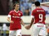 Forlán comemora o gol com a sua dupla de ataque, Leandro Damião