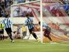 Grêmio marca gol no segundo tempo e jogadores comemoram