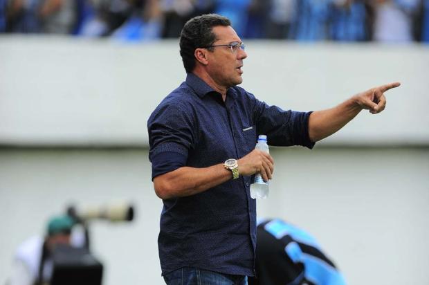 Luxa justifica reservas do Grêmio: "Nós perderíamos seis dias de treino" Porthus Junior/ Luxa justifica reservas do Grêmio: "Nós perderíamos seis dias de treino" Porthus Junior/
