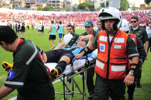 Com traumas na face, Alex Telles será submetido a cirurgia Porthus Junior/Agencia RBS Com traumas na face, Alex Telles será submetido a cirurgia Porthus Junior/Agencia RBS