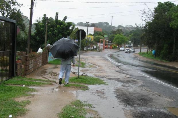 Buracos e falta de acostamento viram obstáculos para moradores e comerciantes na Estrada da Serraria Kyane Vives/Agência RBS Buracos e falta de acostamento viram obstáculos para moradores e comerciantes na Estrada da Serraria Kyane Vives/Agência RBS