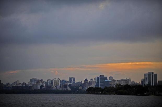 Chuva e temperatura perto dos 30°C devem marcar esta segunda-feira no RS Bruno Alencastro/Agencia RBS Chuva e temperatura perto dos 30°C devem marcar esta segunda-feira no RS Bruno Alencastro/Agencia RBS