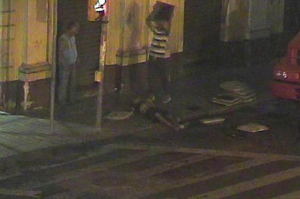 Polícia divulga imagens de momentos anteriores ao linchamento de morador de rua Reprodução/Central de Operações da Guarda Municipal
