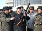 Líder supremo aparece manuseando arma em simulação de guerra do Exército da Coreia do Norte KCNA VIA KNS/AFP