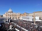 Praça de São Pedro começa a se despedir de Bento XVI TIZIANA FABI/AFP