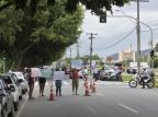 Familiares de detentos protestam em frente ao Fórum de Joinville Leo Munhoz/Agencia RBS Familiares de detentos protestam em frente ao Fórum de Joinville Leo Munhoz/Agencia RBS