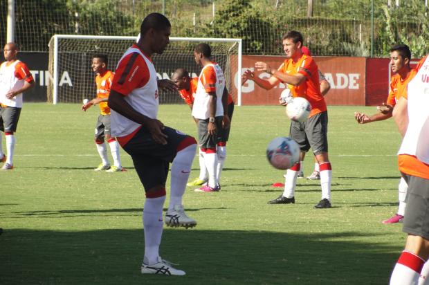 Em coletivo, Dunga indica sequência da equipe que atuou no Gre-Nal Jean Pereira/