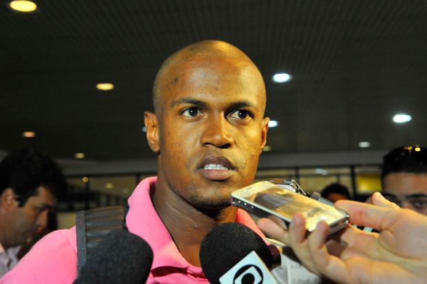 Novo reforço do Inter, Airton desembarca na Capital e já sente rivalidade Gre-Nal Emílio Pedroso/ Novo reforço do Inter, Airton desembarca na Capital e já sente rivalidade Gre-Nal Emílio Pedroso/