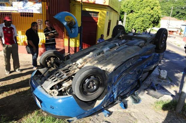 Veículo capota após colidir contra outro carro na zona sul de Porto Alegre Ronaldo Bernardi/Agencia RBS