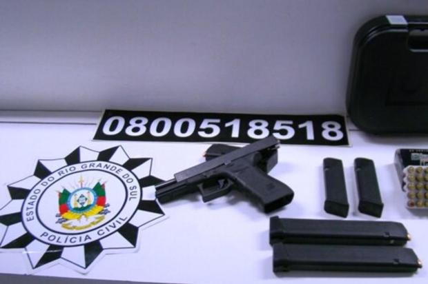 Homem é preso em flagrante por posse ilegal de arma em Viamão Polícia Civil/Divulgação Homem é preso em flagrante por posse ilegal de arma em Viamão Polícia Civil/Divulgação