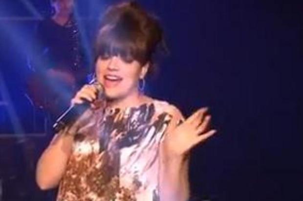 Lily Allen retorna aos palcos e canta 'Smile' em desfile em Paris YouTube/Reprodução Lily Allen retorna aos palcos e canta 'Smile' em desfile em Paris YouTube/Reprodução
