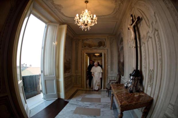 Bento XVI descansa em seu primeiro dia como Papa Emérito OSSERVATORE ROMANO/AFP Bento XVI descansa em seu primeiro dia como Papa Emérito OSSERVATORE ROMANO/AFP