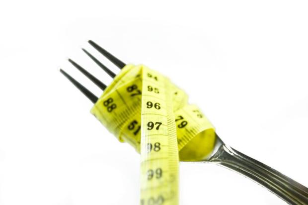 Nova dieta orienta a comer somente o que você puder pegar com o garfo Stock Images/Stock Images Nova dieta orienta a comer somente o que você puder pegar com o garfo Stock Images/Stock Images