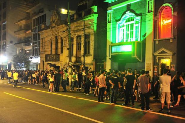 Com redução do número de boates em funcionamento, jovens começam festa na rua em Porto Alegre Tadeu Vilani/Agencia RBS Com redução do número de boates em funcionamento, jovens começam festa na rua em Porto Alegre Tadeu Vilani/Agencia RBS