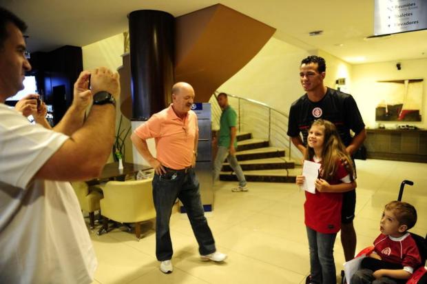 Leandro Damião distribui autógrafos e posa para fotos no hotel do Inter em Caxias Mauro Vieira/Agencia RBS Leandro Damião distribui autógrafos e posa para fotos no hotel do Inter em Caxias Mauro Vieira/Agencia RBS