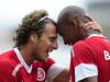 Forlán abriu o placar aos 28min do primeiro tempo, acertando uma chute forte de fora da área