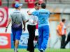 Os técnicos Dunga e Winck em cumprimento após o fim do primeiro tempo