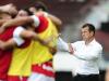 Técnico Dunga comandando o time durante a comemoração do primeiro gol