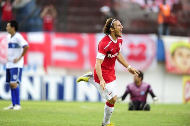 Forlán agradece incentivo de Paixão e se diz confiante para arriscar mais de fora da área Mauro Vieira/Agencia RBS