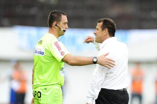 Em acordo com TJD, Dunga troca pena por pagamento de 15 cestas básicas Mauro Vieira/Agencia RBS Em acordo com TJD, Dunga troca pena por pagamento de 15 cestas básicas Mauro Vieira/Agencia RBS