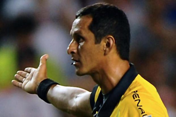 Gaciba, sobre árbitro de Grêmio x Caracas: "O vermelho sai fácil de seu bolso" Daniel Garcia/ AFP/