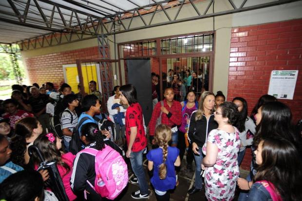 Pais reivindicam laudo técnico para início das aulas em escola com problemas estruturais na Capital Ronaldo Bernardi/Agencia RBS Pais reivindicam laudo técnico para início das aulas em escola com problemas estruturais na Capital Ronaldo Bernardi/Agencia RBS