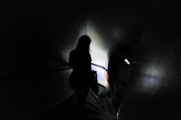Falta de luz prejudica acesso de funcionários ao trabalho em prédios do centro de Porto Alegre Fernando Gomes/Agencia RBS Falta de luz prejudica acesso de funcionários ao trabalho em prédios do centro de Porto Alegre Fernando Gomes/Agencia RBS