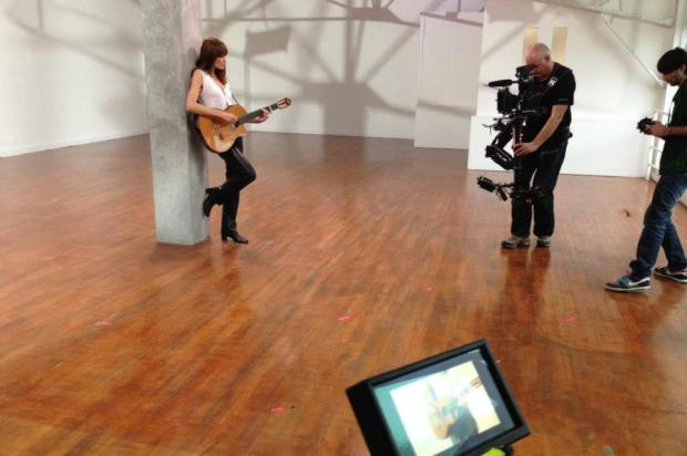 Carla Bruni divulga vídeo de sua nova música, 'Chez Keith & Anita' Facebook/Reprodução