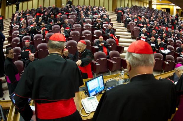 Cardeais agradecem Bento XVI, mas cobram explicações em primeira congregação OSSERVATORE ROMANO/AFP Cardeais agradecem Bento XVI, mas cobram explicações em primeira congregação OSSERVATORE ROMANO/AFP