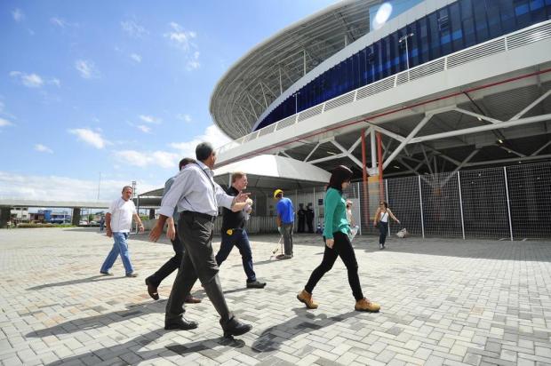 Funcionários da prefeitura fiscalizam a Arena para o jogo contra Caracas Diego Vara/Agencia RBS