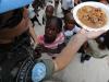 Soldado brasileiro da força MINUSTAH dá comida para uma criança deixada órfã no terremoto de 2010 em um orfanato de Port-au-Prince ((Porto Príncipe),  dia 03/03/2013.