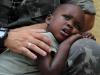 Soldado brasileiro da força MINUSTAH abraça uma criança haitiana que ficou órfã no terremoto de 2010, em Port-au-Prince (Porto Príncipe), em 03/03/2013.