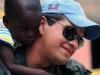 Soldado brasileiro da força MINUSTAH abraça uma criança haitiana que ficou órfã no terremoto de 2010, em Port-au-Prince (Porto Príncipe), em 03/03/2013.