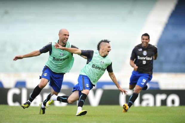 FOTO: Pará faz golaço e é alvo de brincadeiras no treino do Grêmio Diego Vara/Agencia RBS FOTO: Pará faz golaço e é alvo de brincadeiras no treino do Grêmio Diego Vara/Agencia RBS