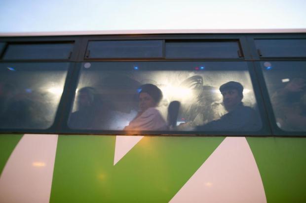Israel abre linhas de ônibus apenas para trabalhadores palestinos da Cisjordânia MENAHEM KAHANA/AFP