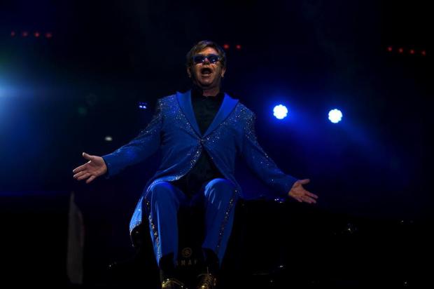 Em show com mais de duas horas no Uruguai, Elton John toca repertório previsto Pablo PORCIUNCULA/AFP Em show com mais de duas horas no Uruguai, Elton John toca repertório previsto Pablo PORCIUNCULA/AFP