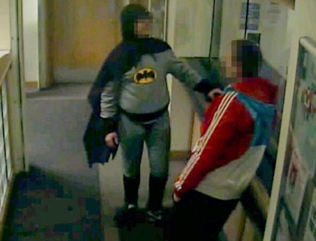 Homem vestido de Batman "entrega" criminoso à polícia na Grã-Bretanha AFP/WEST YORKSHIRE POLICE