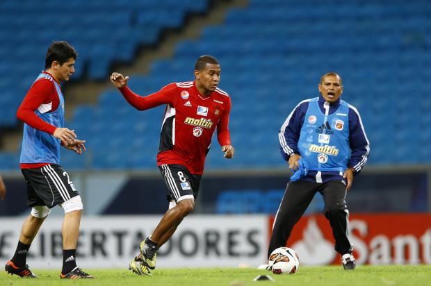 Em luto por Chávez, Caracas atua com tarja preta na manga contra o Grêmio Félix Zucco/